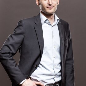 Portrait Mag. Ralph Luger vor grau