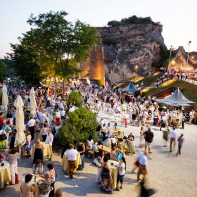 Oper im Steinbruch Bühne Arenaria Vorplatz Stehtische St. Margarethen Burgenland