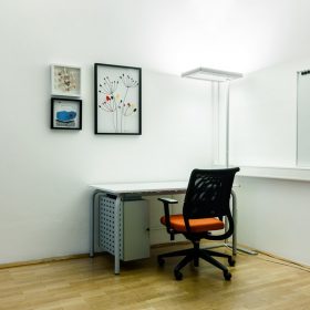 Arbeitsplatz mit Stehlampe