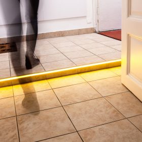 Vorzimmer mit Stufe und Beleuchtung verwischte Person