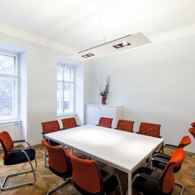 Besprechungszimmer mit Deckenleuchte indirekt und Spots