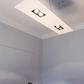 Besprechungszimmer mit Deckenleuchte indirekt und Spots