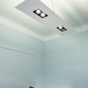 Besprechungszimmer mit Deckenleuchte indirekt und Spots