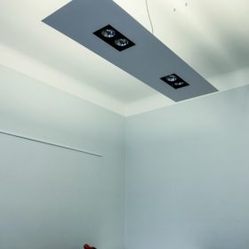 Besprechungszimmer mit Deckenleuchte indirekt und Spots