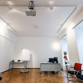 Seminarraum mit Deckenspots schiene