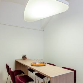 Tisch mit Barhockern und Deckenleuchte