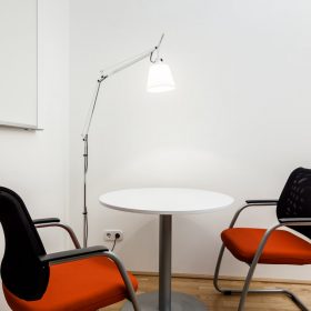 Besprechungstich mit TOLOMEO BASCULANTE Terra Stehlampe