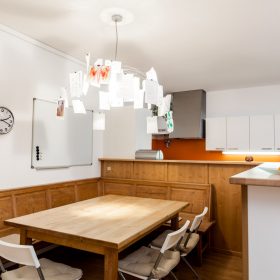 Essplatz in der Küche mit ZETTEL´Z Hängelampe design von Ingo Maurer