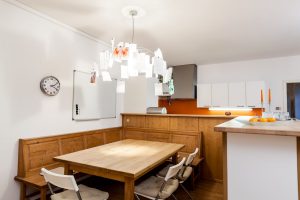 Essplatz in der Küche mit ZETTEL´Z Hängelampe design von Ingo Maurer