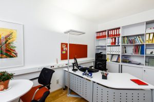 Arbeitsplatz mit Bürolampe Stehlampe Deckenfluter