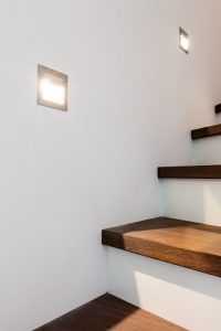 Treppe mit seitlicher Beleuchtung