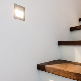 Treppe mit seitlicher Beleuchtung