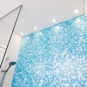 Mosaikwand mit Deckenbeleuchtung Das beste Licht