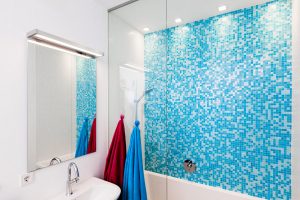 Badezimmer mit Deckenbeleuchtung blau