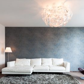 Wohnzimmer mit Sofa, Sessel und Licht