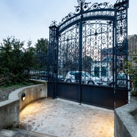 Hauseinfahrt mit Eisentor und Beleuchtung