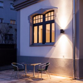 Terrasse mit Sitzgelegenheit, Das beste Licht Referenzfoto