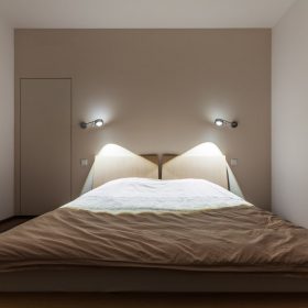 Doppelbett mit Nachtleuchten, Das beste Licht Referenzfoto