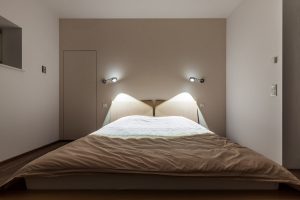 Doppelbett mit Nachtleuchten, Das beste Licht Referenzfoto