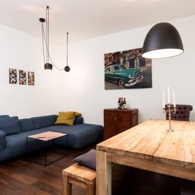 Wohn- und Esszimmer mit Deckenlampen