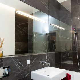 Marmorbadezimmer mit Spiegelbeleuchtung das beste Licht