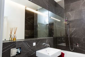 Marmorbadezimmer mit Spiegelbeleuchtung das beste Licht