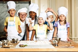 Falstaff Junior Kekse backen mit Kinder Demel Backstube Gruppenbild mit Bäckermeister