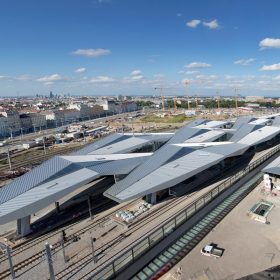 Gesamtansicht Wien Hauptbahnhof vom bahnorama turm Rautendach und Konzerngebäude am Vorplatz süd Richtung osten baustelle frühe phase