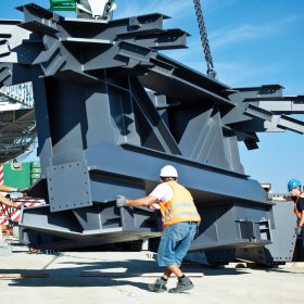 bauarbeiter positionieren SQR am hauptbahnhof wien baustelle
