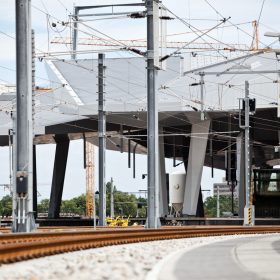 rautendach wien hauptbahnhof zugeinfahrt blick vom gleis mit oberleitungen eisenbahn ÖBB