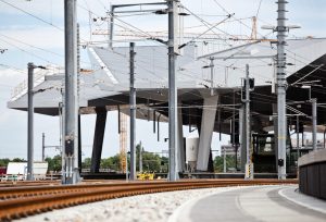 rautendach wien hauptbahnhof zugeinfahrt blick vom gleis mit oberleitungen eisenbahn ÖBB