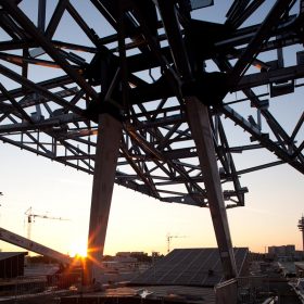 morgendämmerung an der baustelle rautendach hauptbahnhof wien mit hebebühne
