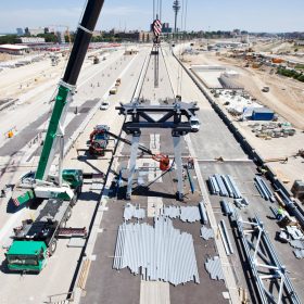 blick auf die baustelle wien hauptbahnhof mit einer der ersten stütze und SQR
