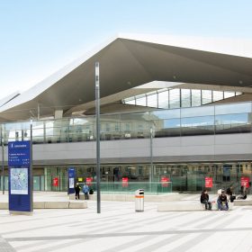 blick vom vorplatz süd auf den Hauptbahnhof wien aufs rautendach
