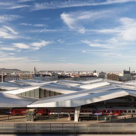 blick vom konzerngebäude ÖBB auf den Hauptbahnhof wien richtung norden aufs rautendach mit häuserfront im hintergrund