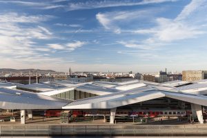 blick vom konzerngebäude ÖBB auf den Hauptbahnhof wien richtung norden aufs rautendach mit häuserfront im hintergrund