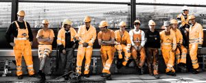 wartende Bauarbeiter Gruppe Swietelsky orange arbeitshosen und gelbe helme hauptbahnhof wien