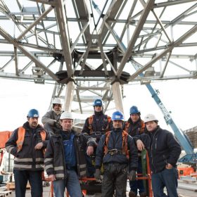 Bauarbeiter Hauptbahnhof Wien unterm Rautendach skelett