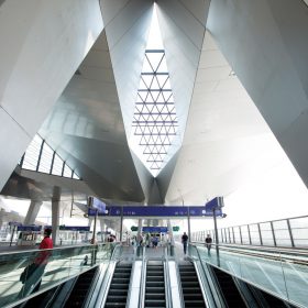 Rolltreppe aufgang zum Bahnhof Hauptbahnhof wien mit Rauntendach und Glas bahnsteig 11 12
