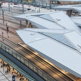 Rautendach Hauptbahnhof Wien von Oben mit Gleis und Passanten