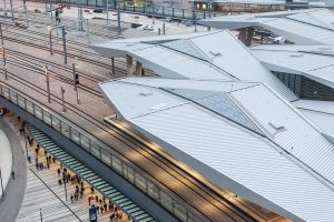 Rautendach Hauptbahnhof Wien von Oben mit Gleis und Passanten