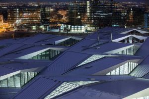 Bahnsteig Wien Hauptbahnhof bei Nacht aufs Rautendach mit Beleuchtung Blick richtung Erste Bank Gebäude