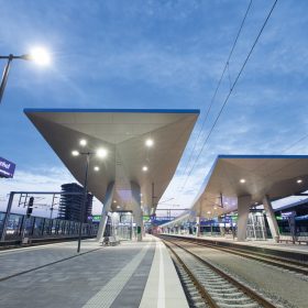 Bahnsteig Wien Hauptbahnhof bei Dämmerung aufs Rautendach mit Beleuchtung
