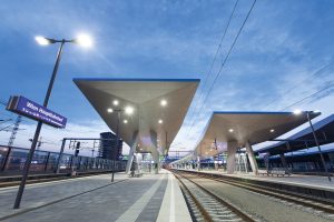 Bahnsteig Wien Hauptbahnhof bei Dämmerung aufs Rautendach mit Beleuchtung