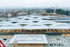 Wien Hauptbahnhof Blick von Oben Richtung 4. Bezirk vom Vorplatz Süd aufs Rautendach