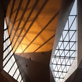 Wien Hauptbahnhof Rautendach mit Lichtreflexion Bahnsteig