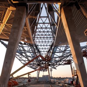 rauten von unten baustelle wien hauptbahnhof bei sonnenaufgang skelett stahltäger unger steel group stahlbau