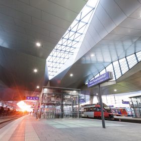 rautendach wien hauptbahnhof bei sonnenaufgang am bahnsteig 9 10