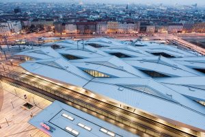 Rautendach Hauptbahnhof Wien von Oben mit Gleis bei dämmerung mit beleuchtung