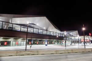 Wien Hauptbahnhof bei Nacht blick vom Vorplatz süd aufs Rautendach mit Beleuchtung